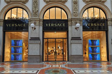 negozio versace a milano|milano versace suites.